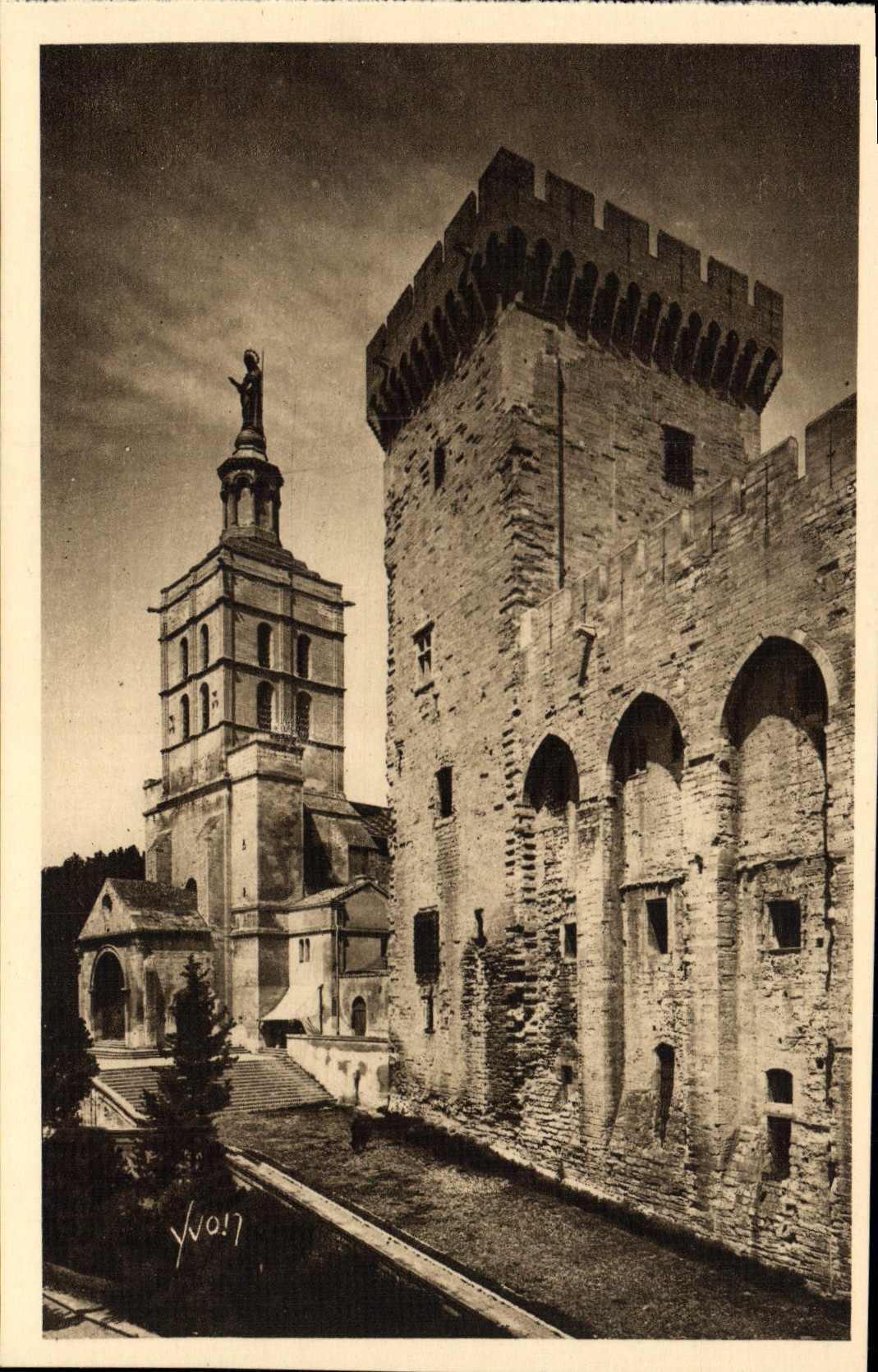 CPA Avignon Palais des Papes La cathedrale et la Tour Campagne 
