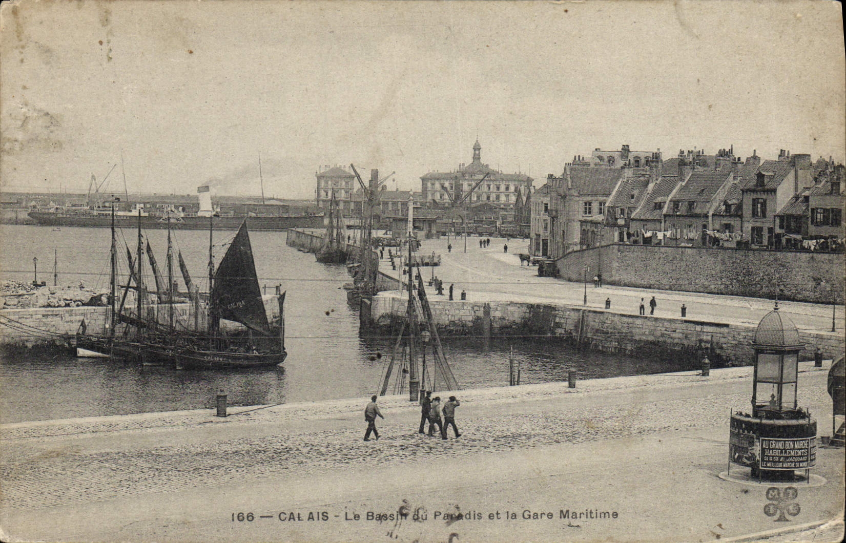 CPA Calais Le Bassin du Palais et la Gare Maritime Bateaux