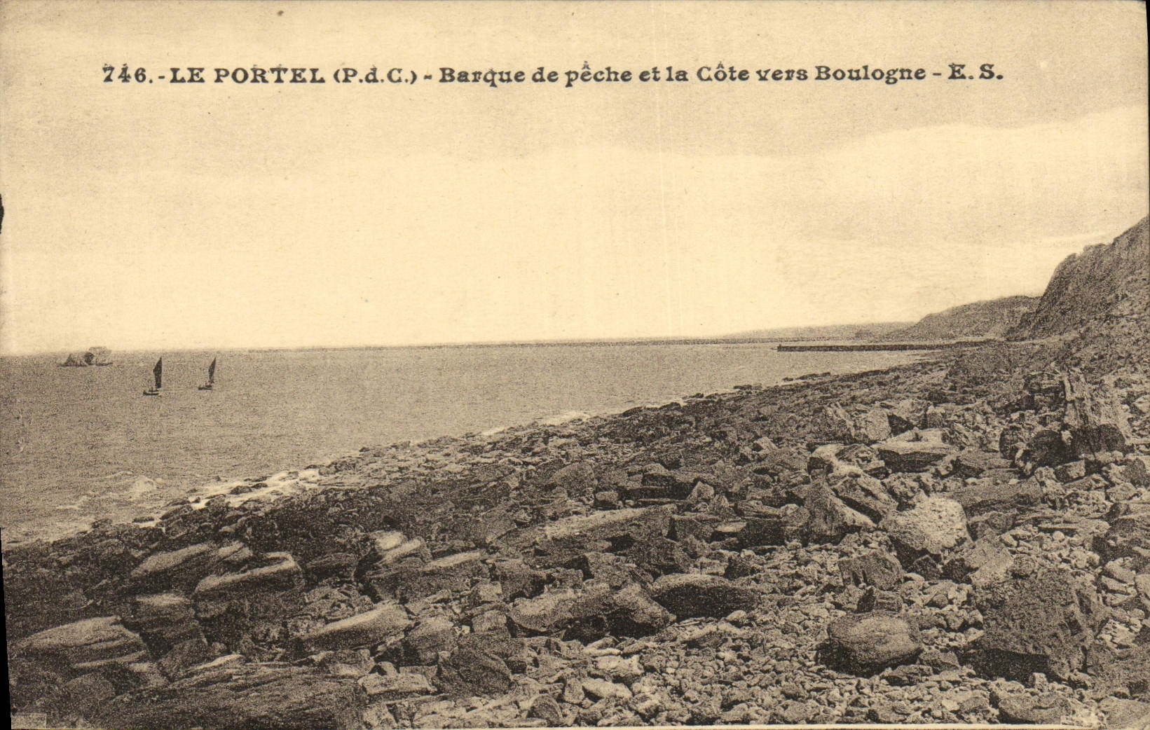 CPA Le Portel Barque de Peche et la Cote Vers Boulogne