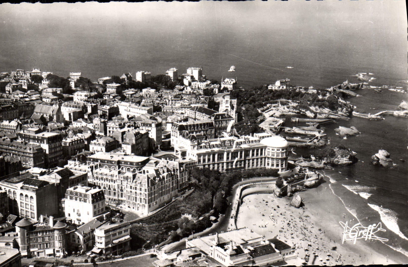 CPM Biarritz Vue aerienne le Casino La rotonde Le port des pecheurs vers le rocher de la Vierge 