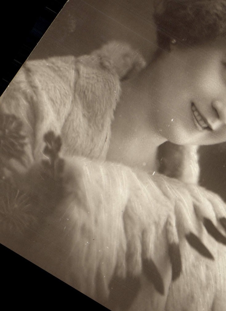 Femme souriante en fourrure — Paris, 31 décembre 1910 — carte postale manuscrite