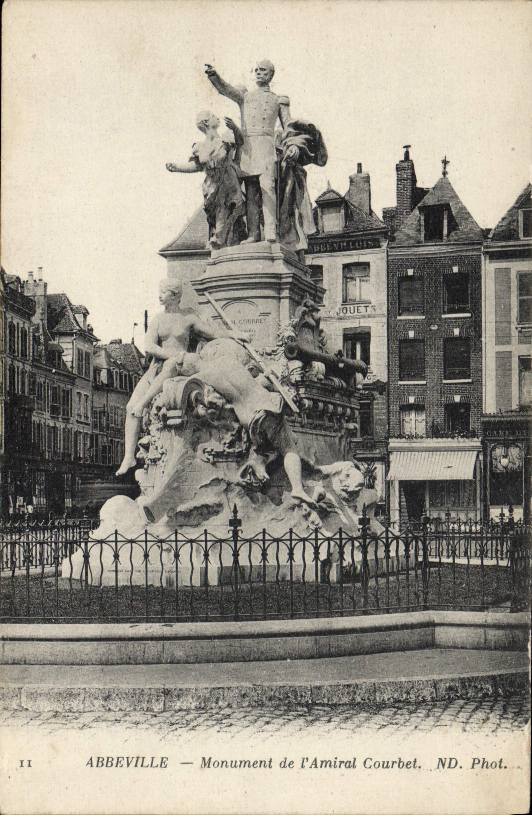 CPA Abbeville Monument de L'Amiral Courbet