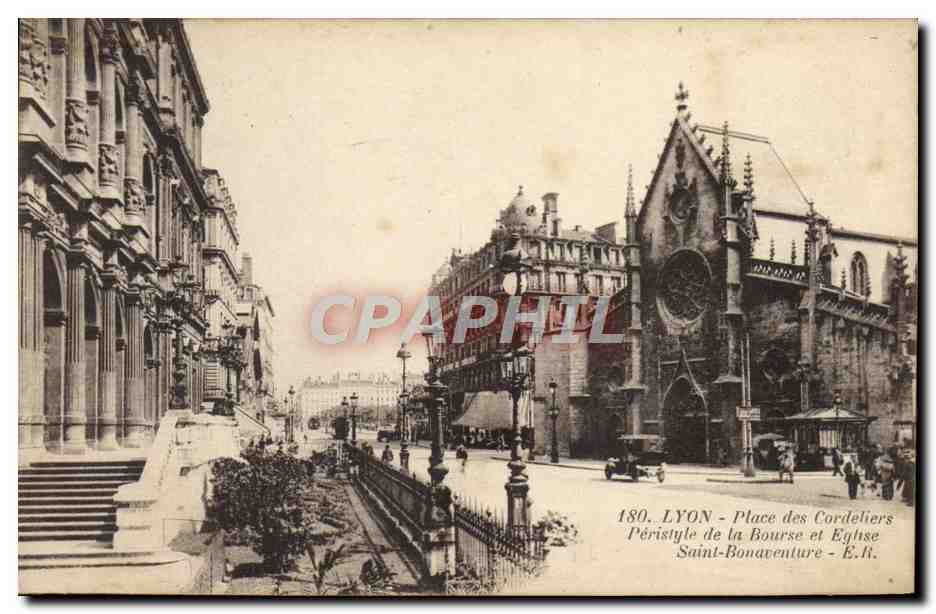 CPA Lyon Place des Cordeliers Peristyle de la Bourse et Eglise Saint Bonaventure 