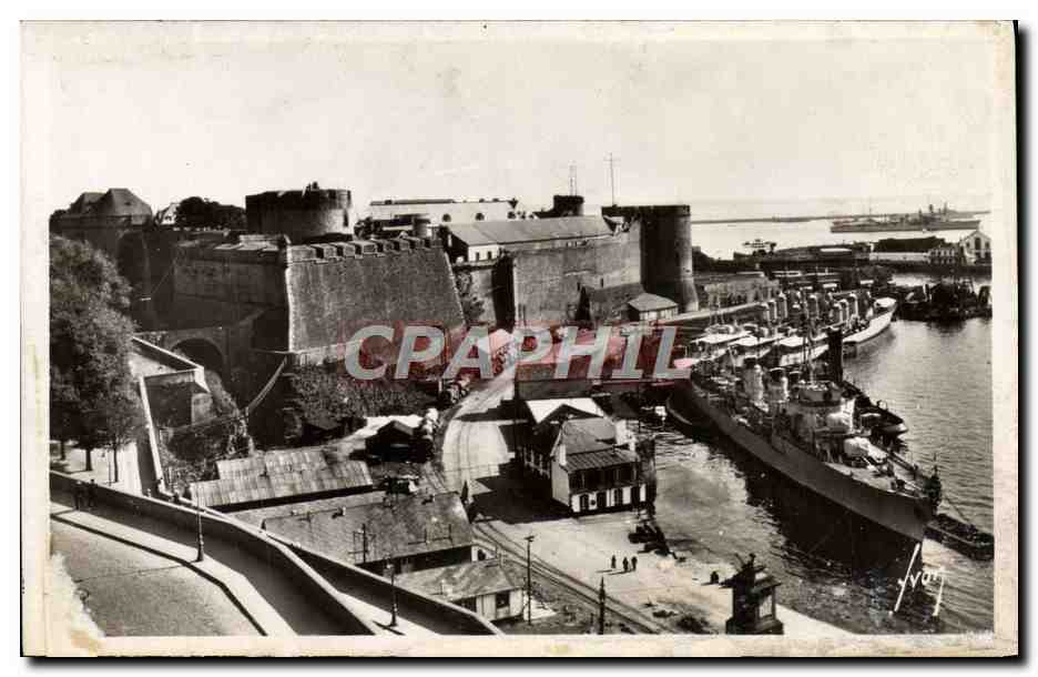 CPA Brest La Chateau et la Rade Bateau