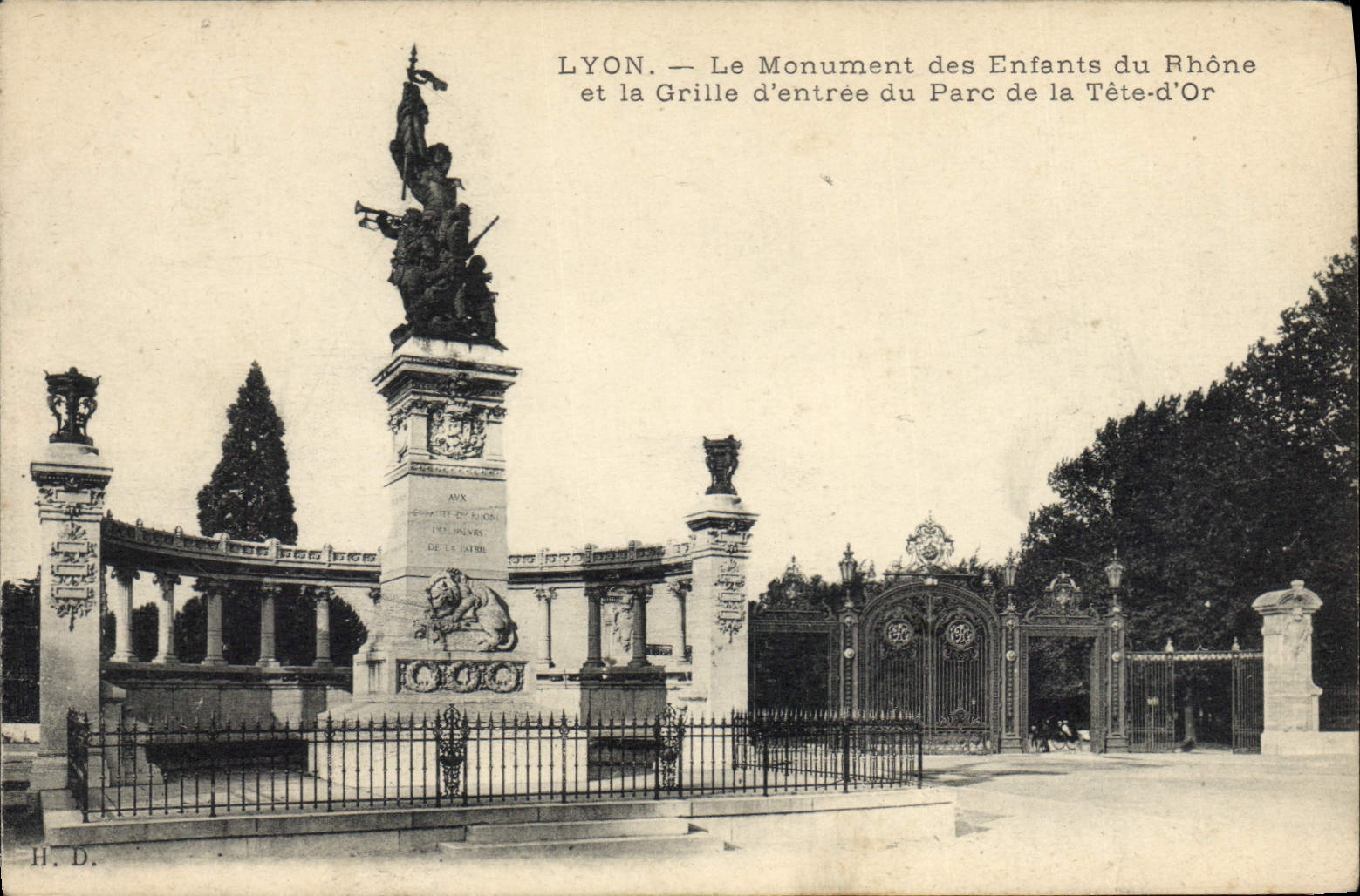 LYON — Le Monument des Enfants du Rhône et la Grille d'entrée du Parc de la Tête-d'Or
