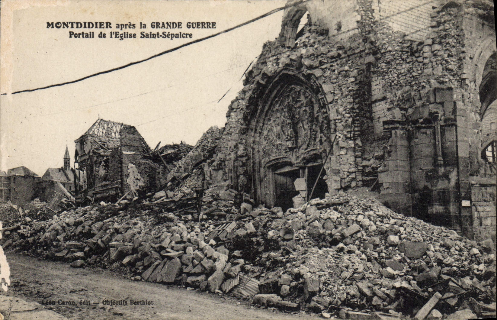 CPA Montdidier Apres la Grande Guerre Portail de l'eglise Saint Sepulcre Militaria
