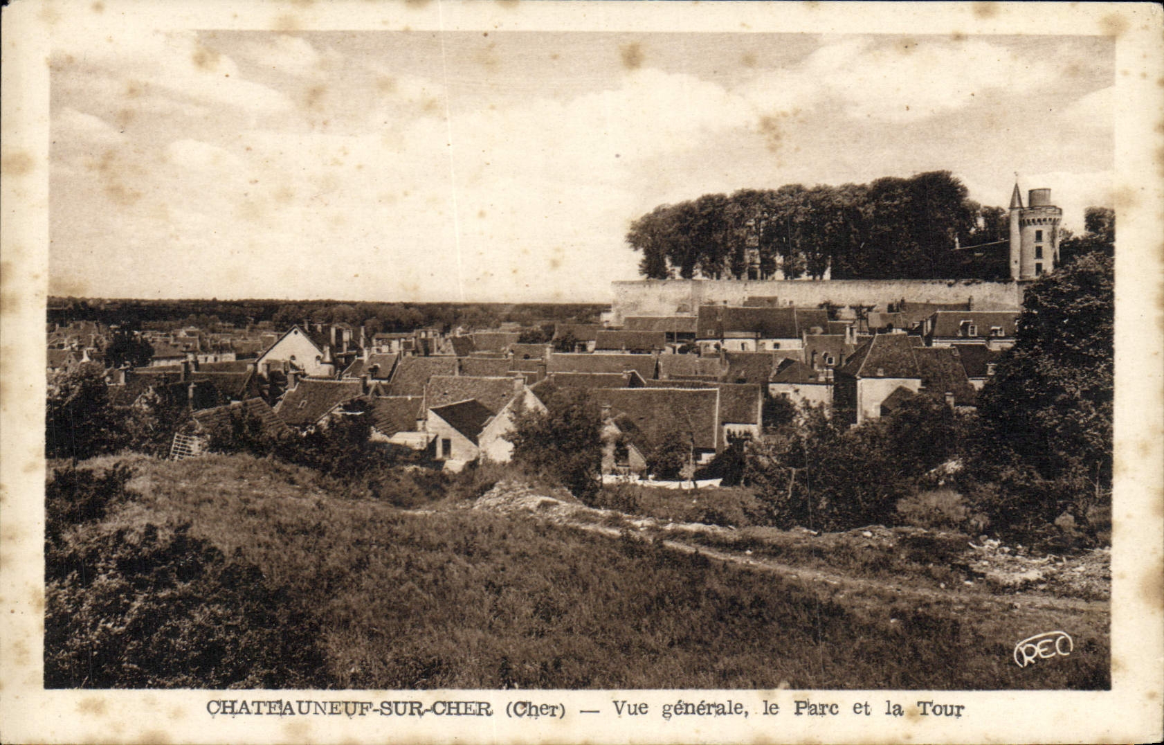 Châteauneuf-sur-Cher (Cher) — Vue générale, le Parc et la Tour