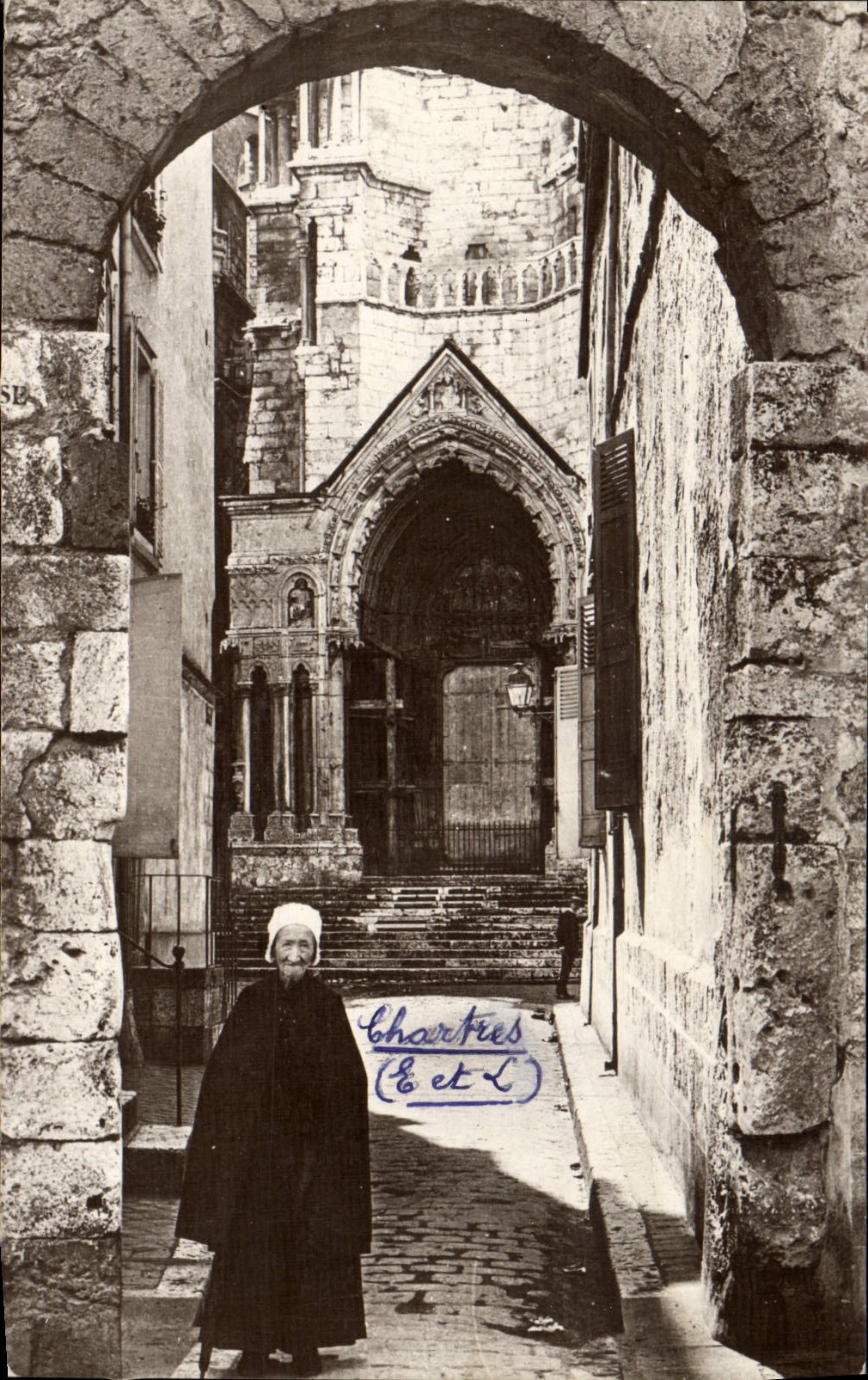 CPA Chartres Vieille rue Saint Yves Femme Folklore