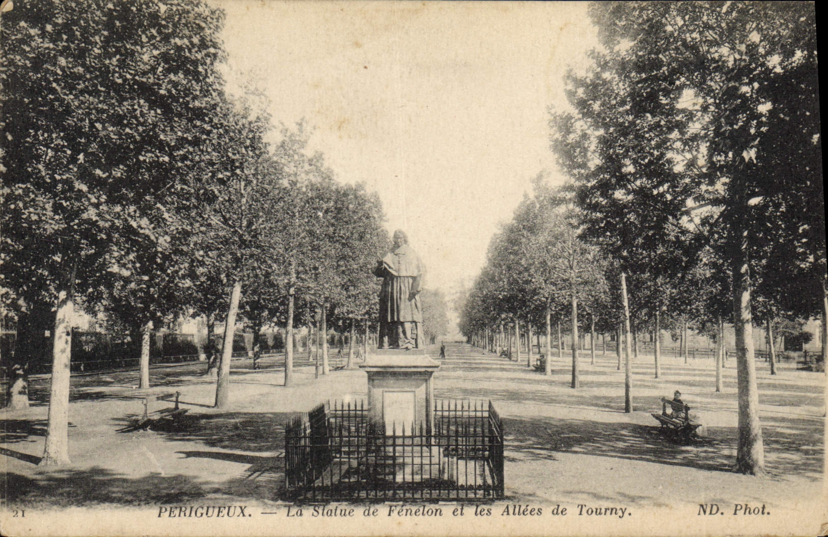 Périgueux — La Statue de Fénelon et les Allées de Tourny — ND. Phot.