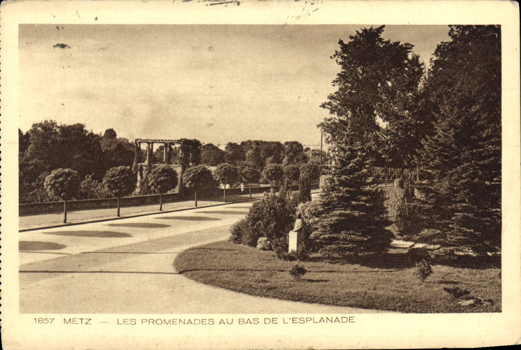 CPA Metz Les Promenades Au Bas De L'Esplanade