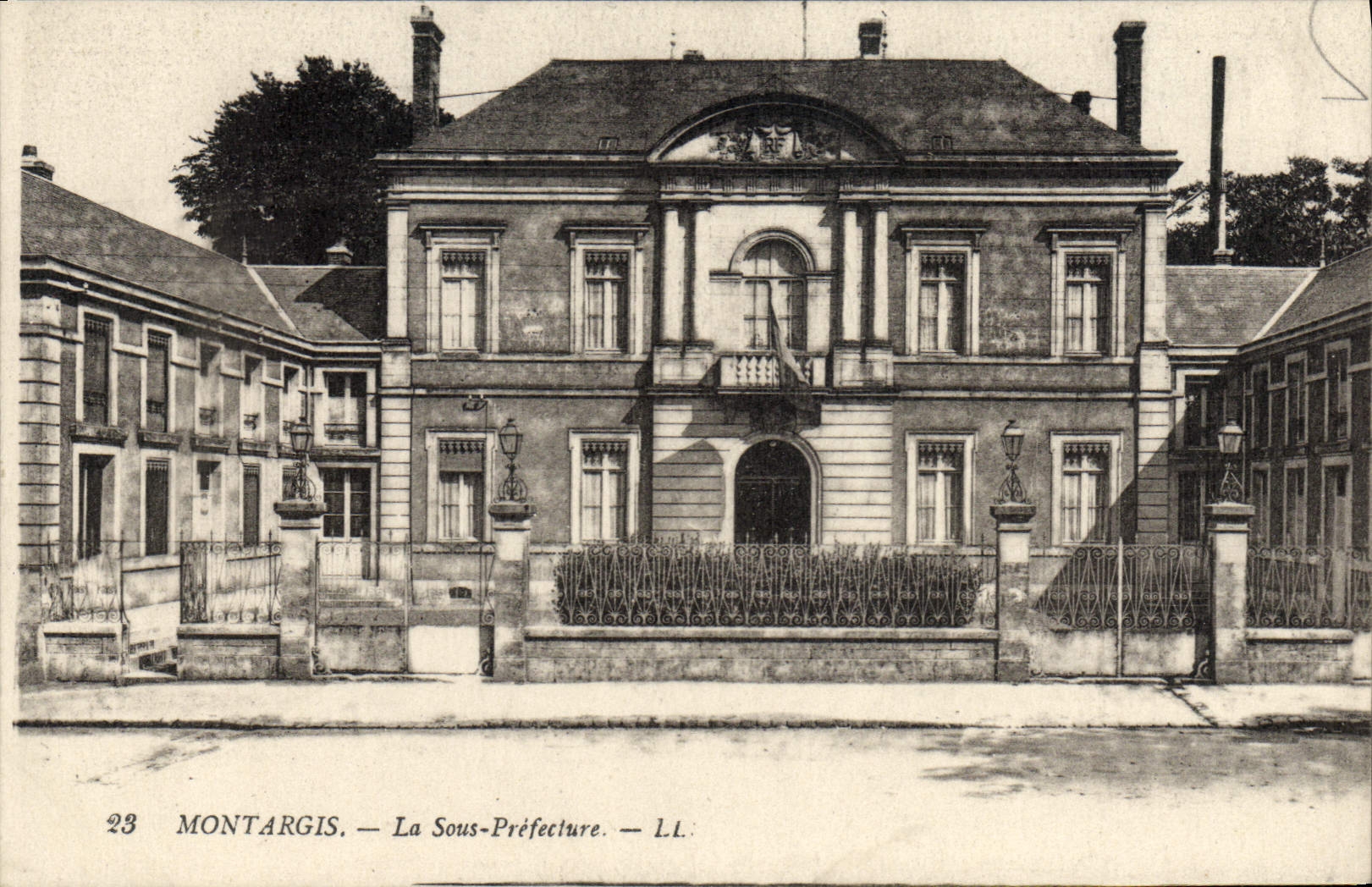 CPA Montargis La Sous Prefecture