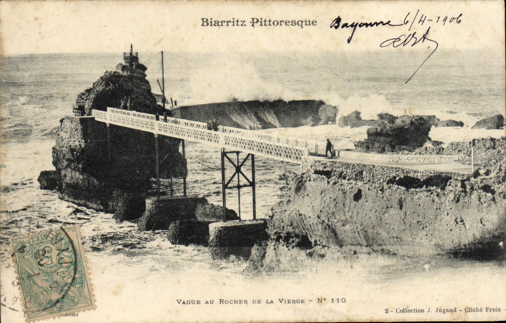 CPA Biarritz Pittoresque Vague au rocher de la Vierge 