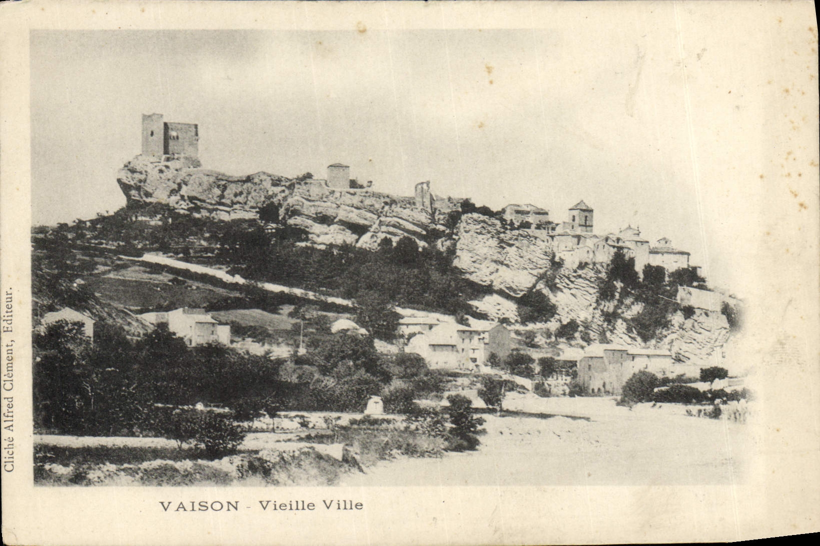 Vaison - Vieille Ville — vue panoramique avec château sur roche — Cliché Alfred Clément, Éditeur