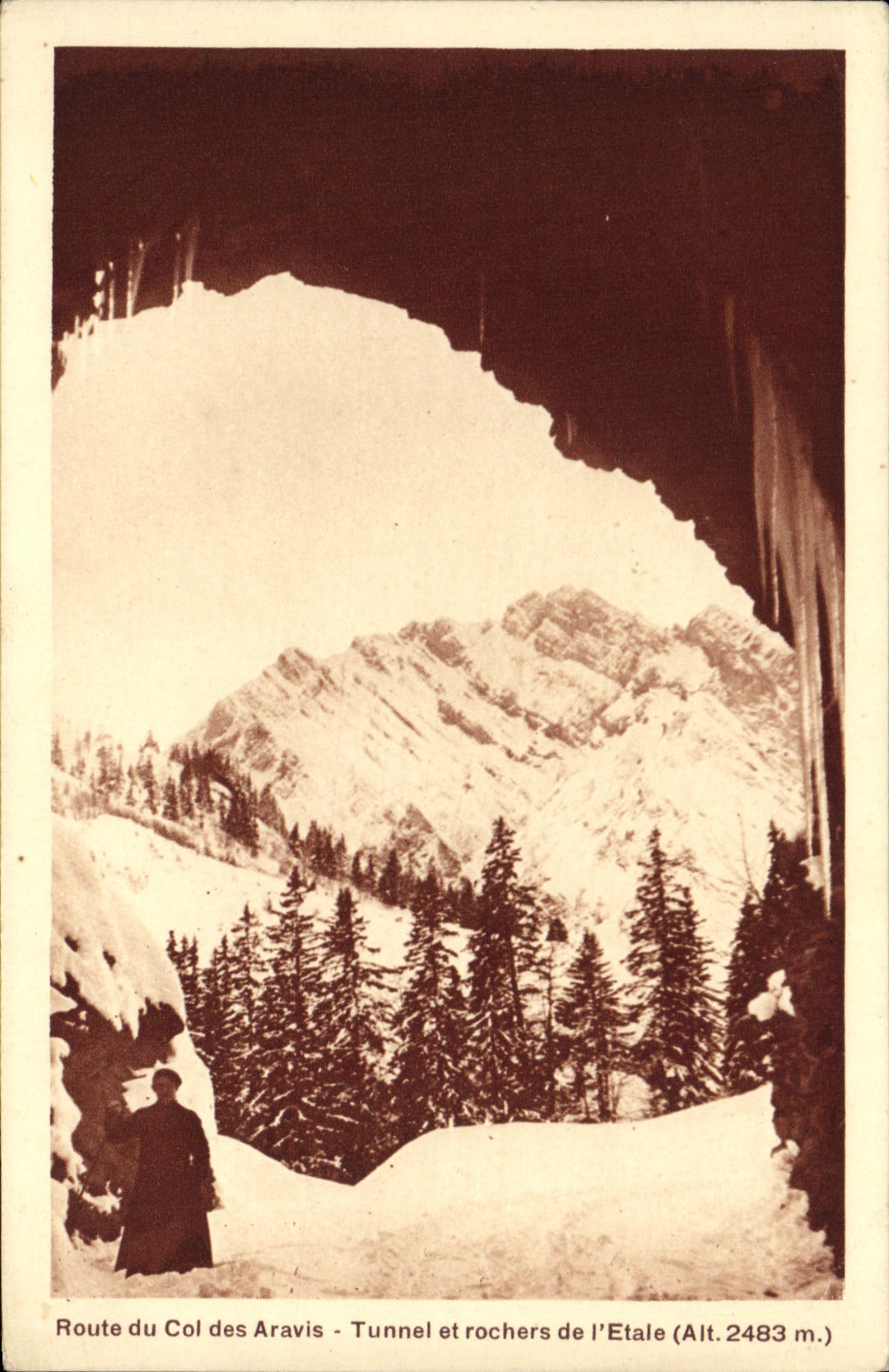Route du Col des Aravis - Tunnel et rochers de l'Étale (Alt. 2483 m.) — vue enneigée avec un homme en costume sombre — éditeur non visible