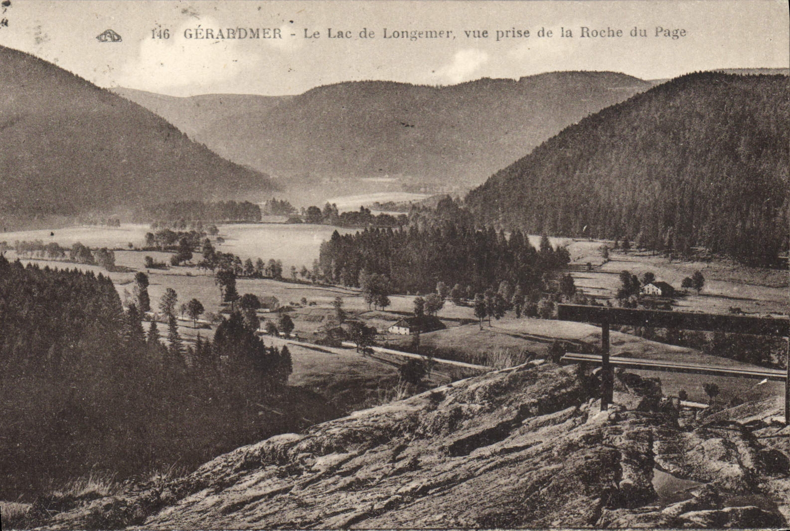 GÉRARDMER - Le Lac de Longemer, vue prise de la Roche du Page — CPA n°146, éditée par L'Alliance des Arts Photomécaniques