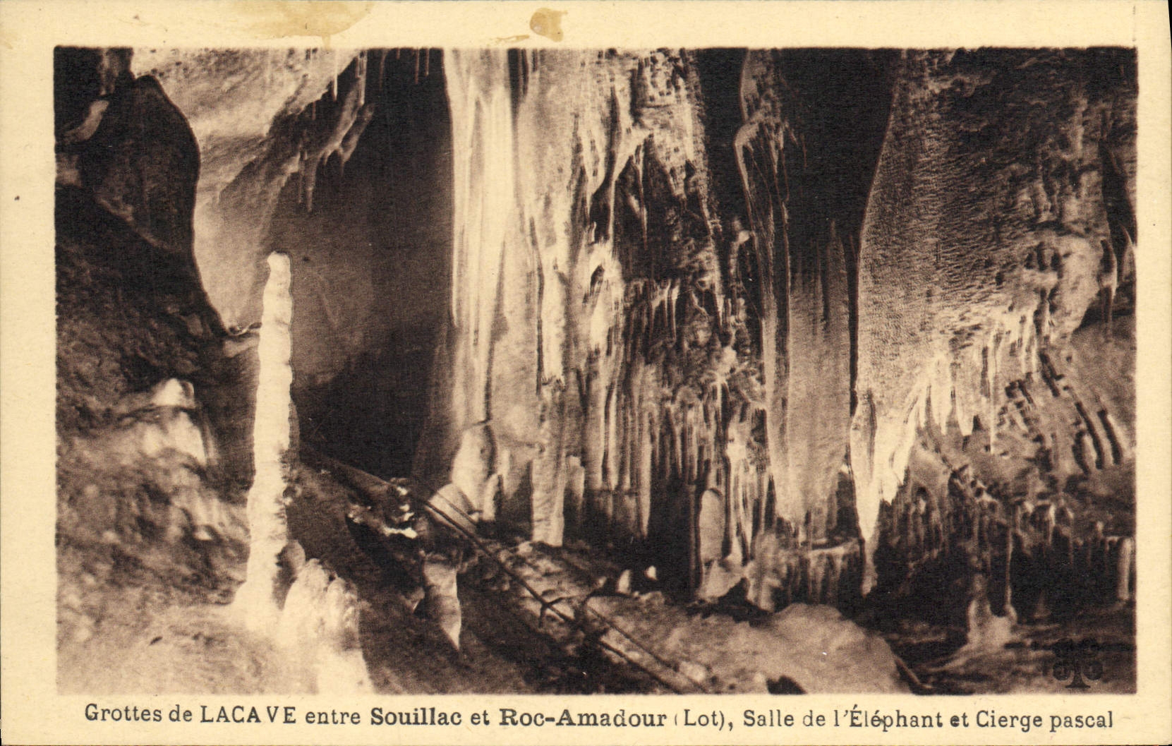 Grottes de LACAVE entre Souillac et Roc-Amadour (Lot), Salle de l'Éléphant — Cierge Pascal