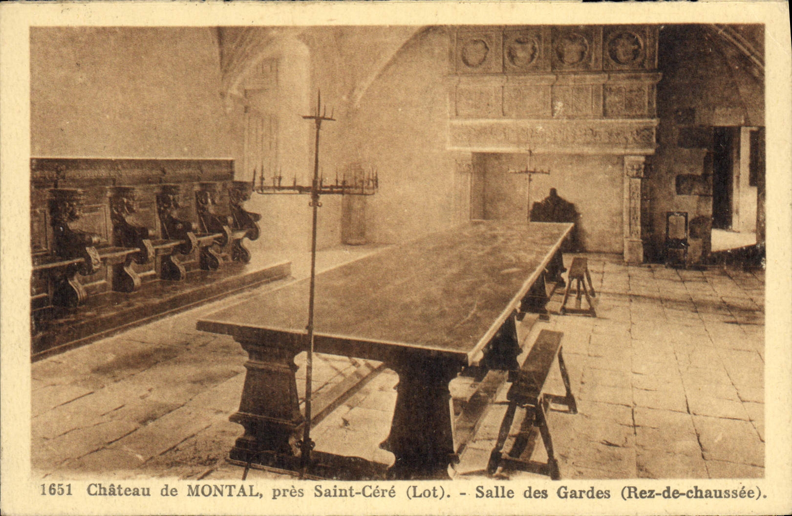 Château de Montal, près Saint-Céré (Lot) — Salle des Gardes (Rez-de-chaussée) — Éditeur de la Librairie de Saint-Céré (Lot)