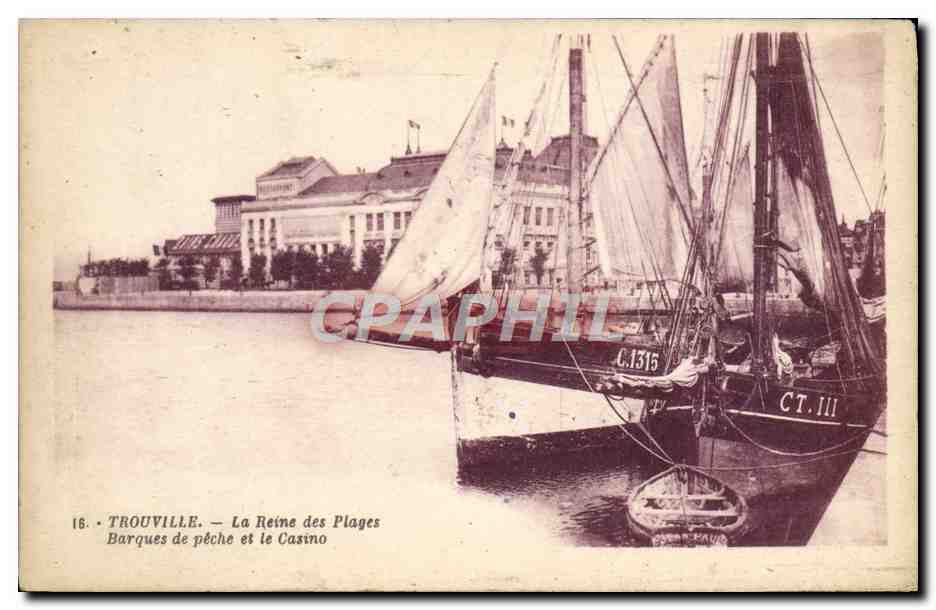 TROUVILLE — La Reine des Plages — Barques de pêche et le Casino