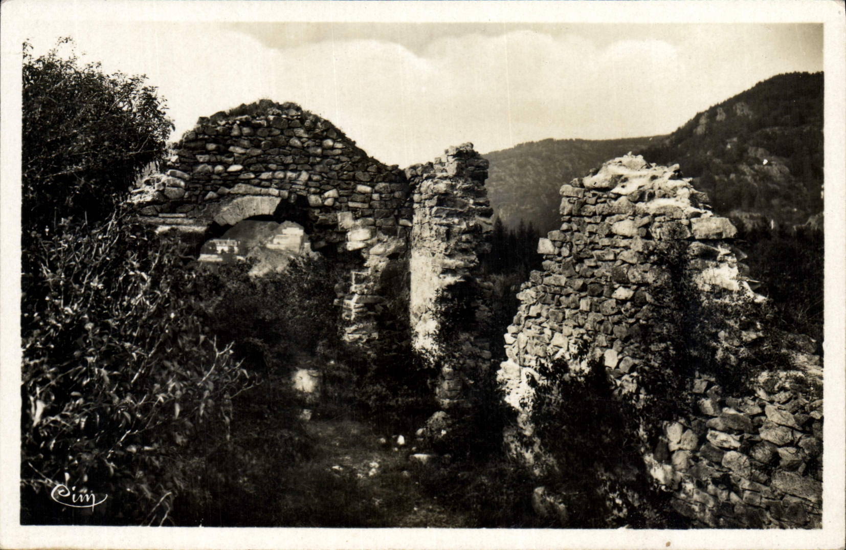 Ruines de l'église St-Cyr-sous-Châteauneuf — Vue sur le Pic Albert — Châteauneuf-les-Bains (P.-de-D.)