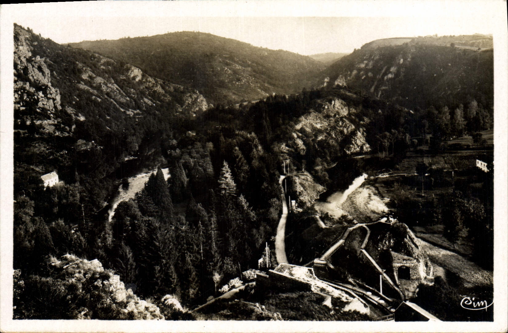 Châteauneuf-les-Bains — La Presqu'île de St-Cyr, Le Pic Alibert et le Parc — éditeur P. Combier, Mâcon