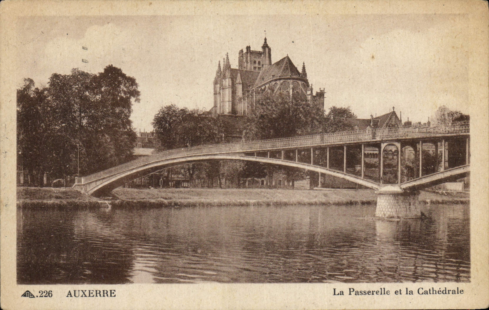 Auxerre — La Passerelle et la Cathédrale — Éditeur : Cie des Arts P. Mécaniques, n° 226