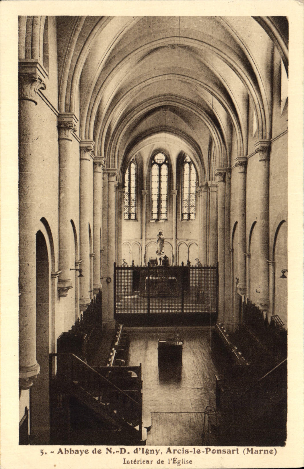 Intérieur de l'Église — Abbaye de N.-D. d'Igny, Arcis-le-Ponsart (Marne) — Éditions Artistiques Reims