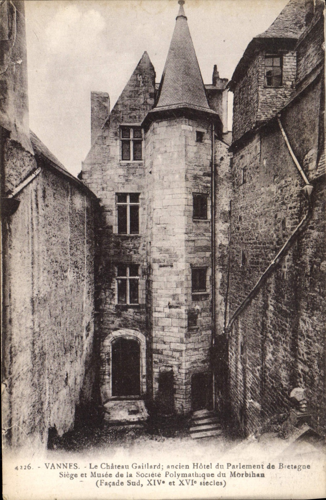 VANNES - Le Château Gaillard; ancien Hôtel du Parlement de Bretagne (Façade Sud, XIVe et XVIe siècles)