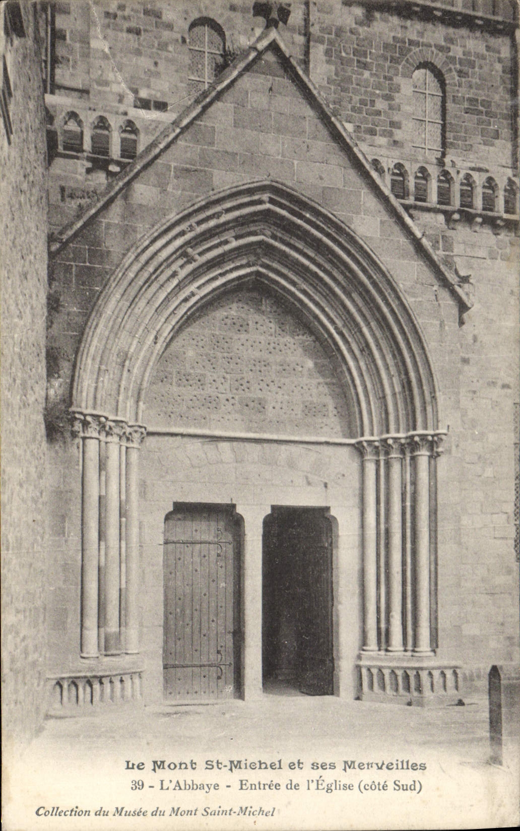 Mont Saint-Michel - Die Abtei - Eingang zur Kirche (Südseite) — Sammlung des Museums Mont-Saint-Michel, Nr. 39