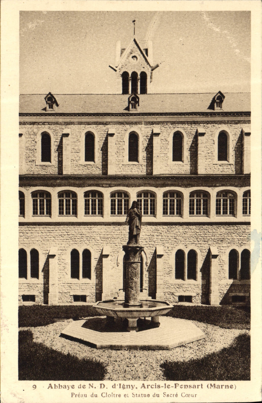 Abbaye de N.D. d'Igny, Arcis-le-Ponsart (Marne) — Préau du Cloître et Statue du Sacré-Cœur — Éditions Artistiques H. Gires, Reims