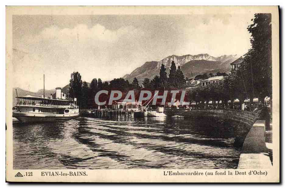 CPA Evian Les Bains L'Embarcardere Au fond la dent d'Oche Bateau