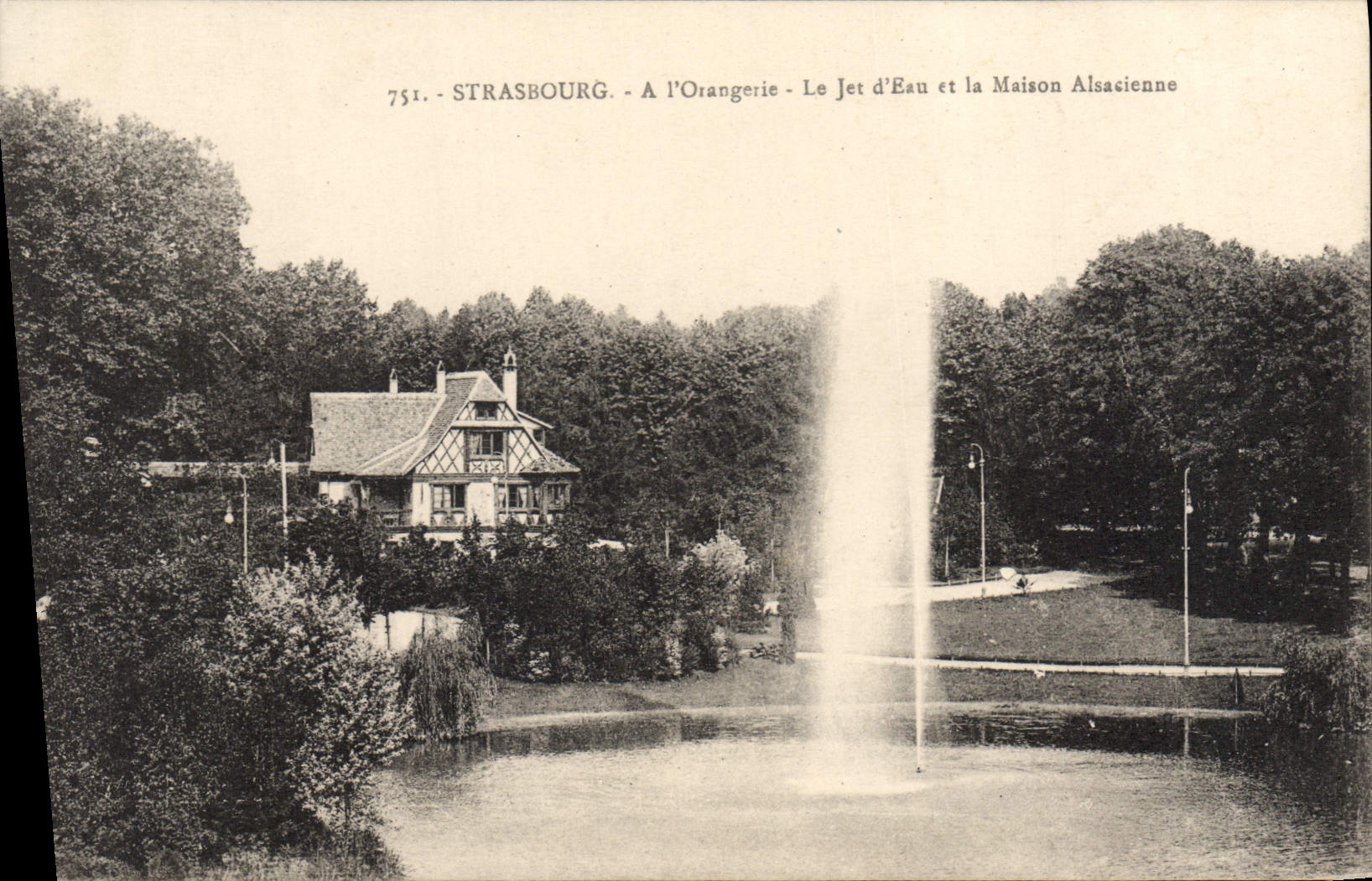 CPA Strasbourg I'Orangerie Le Jet D'Ean Et La Maison Alsacienne