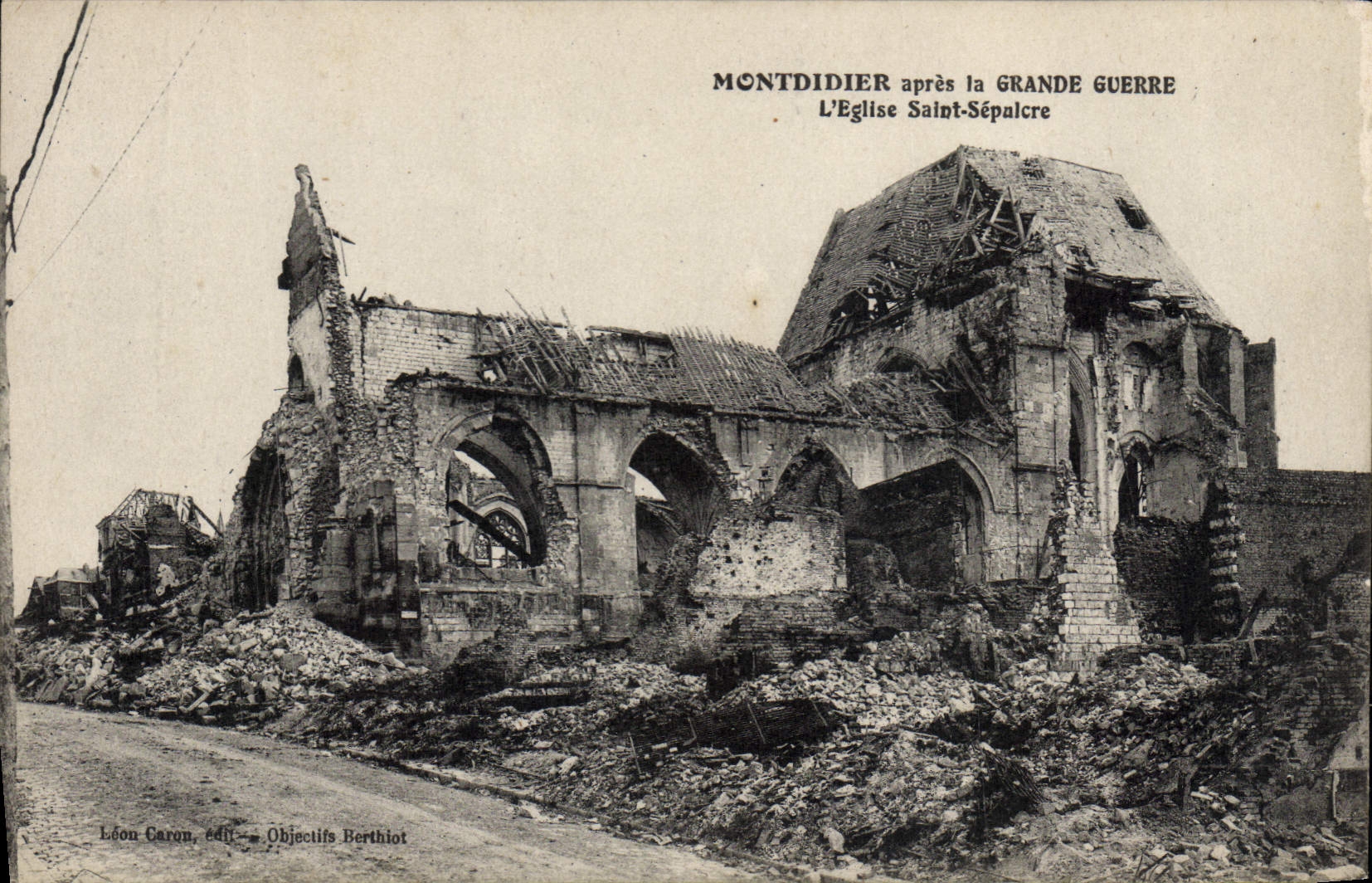CPA Montdidier Apres la Grande Guerre L'eglise Saint Sepulcre Militaria