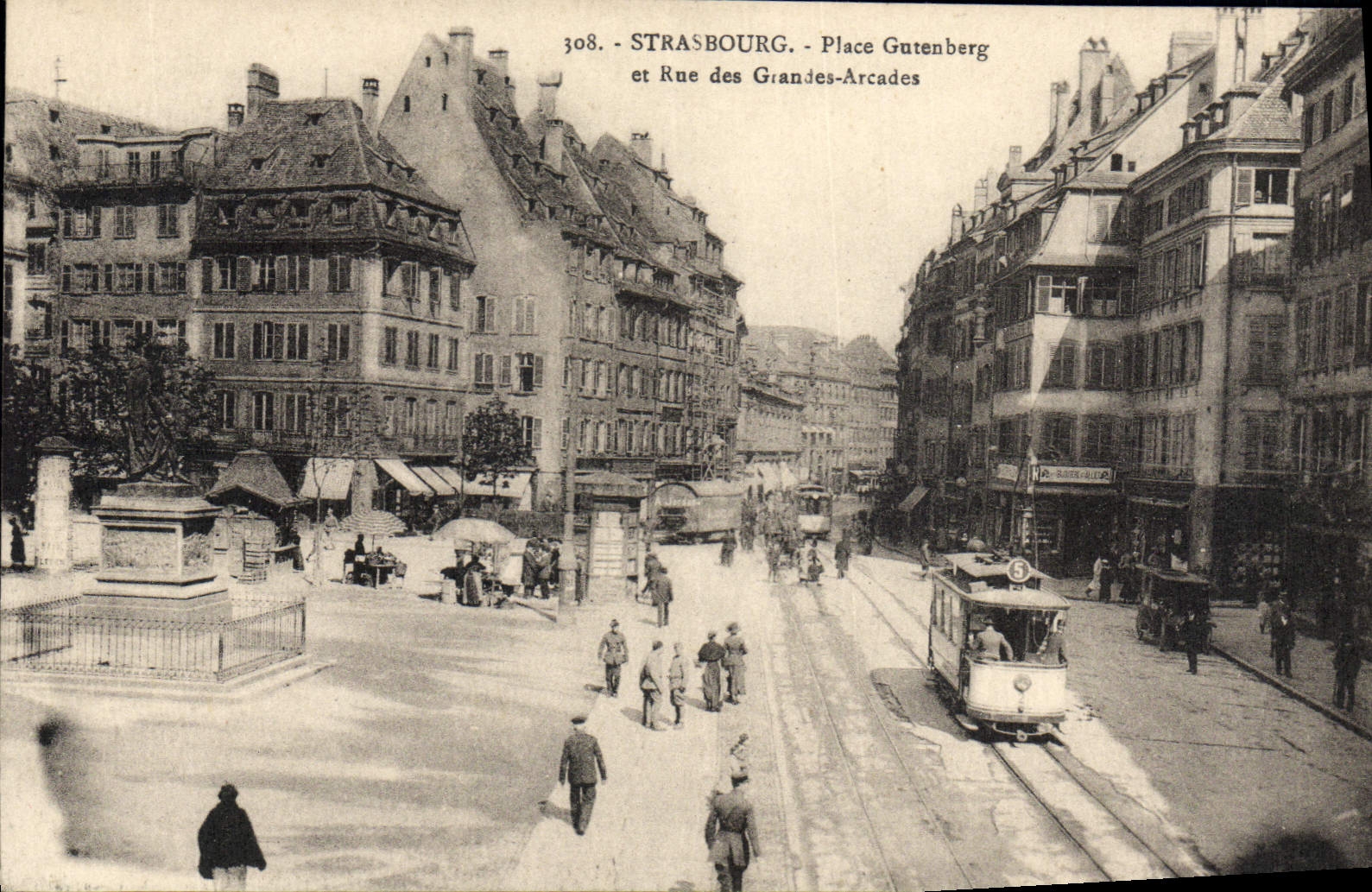 CPA Strasbourg Place Gutenberg et Rue des Grandes Arcades Tramway
