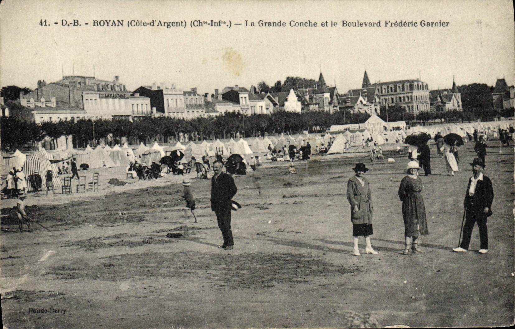 CPA Royan La Grande Conche et le Boulevard Frederic Garnier 