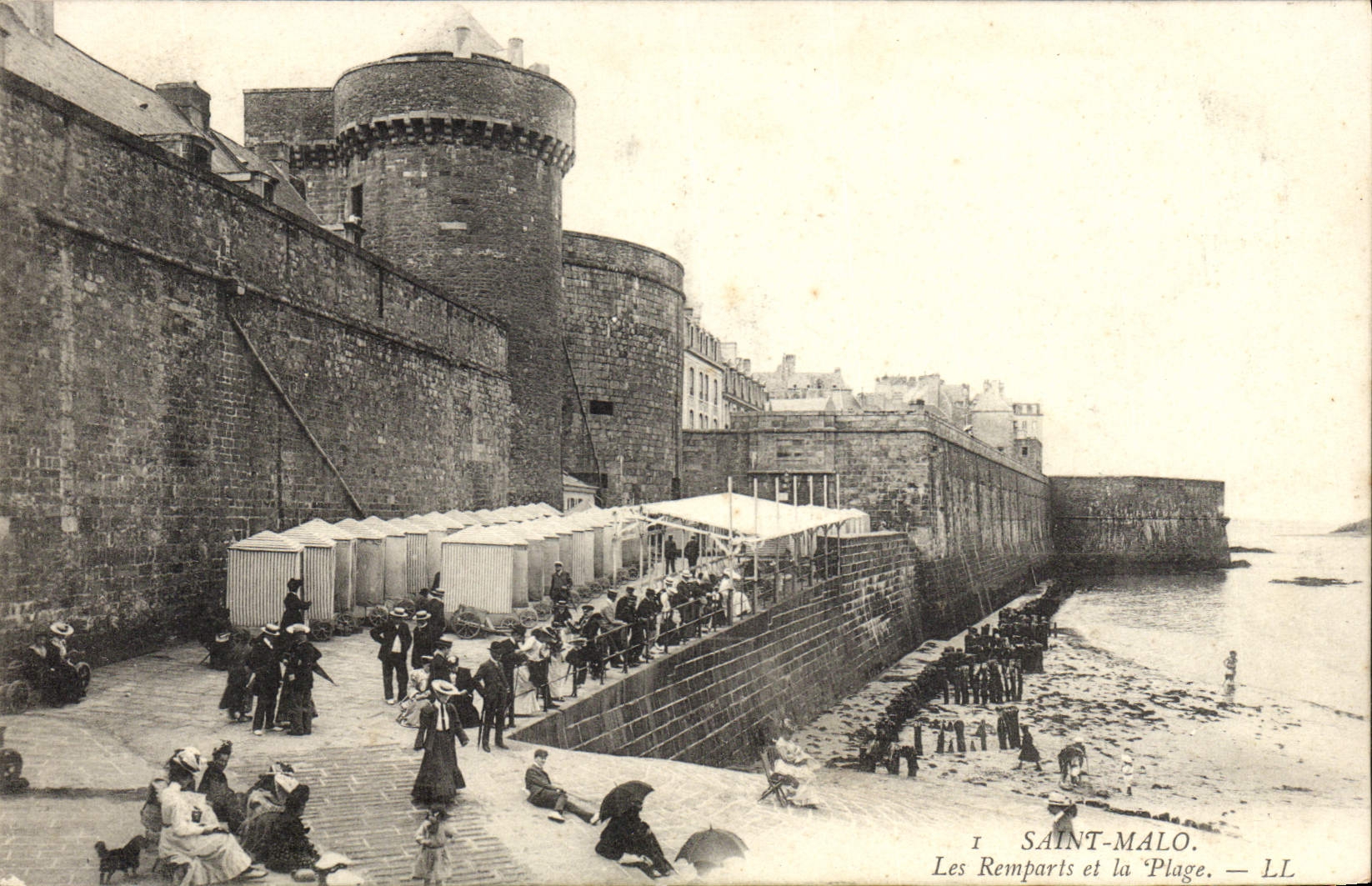 CPA Saint Malo Les Remparts et la Plage