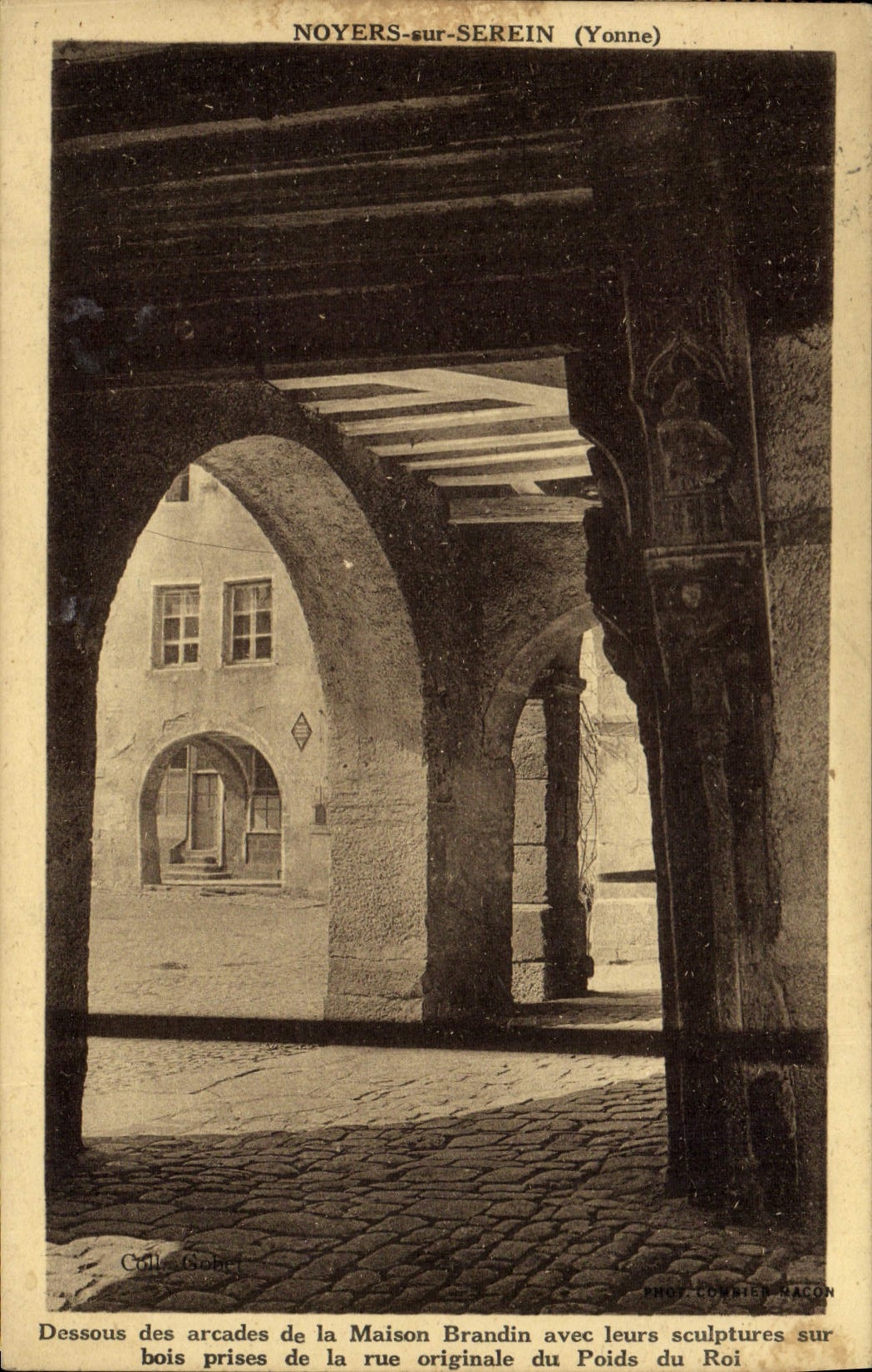 CPA Noyers sur Serein Dessous des arcades de la maison Brandin 