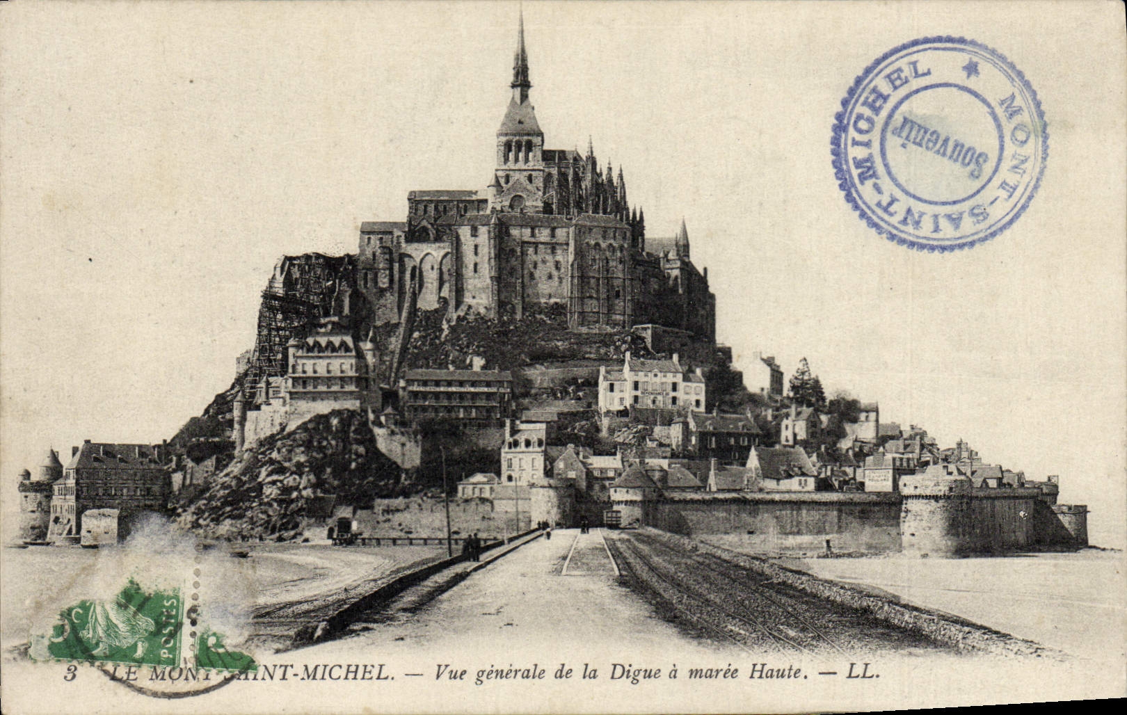 CPA Le Mont Saint Michel Vue Generale de la Digue a Maree Haute
