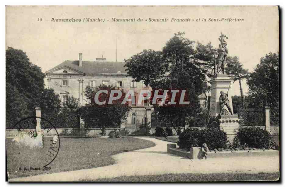 Avranches (Manche) - Monument du « Souvenir Français » et la Sous-Préfecture