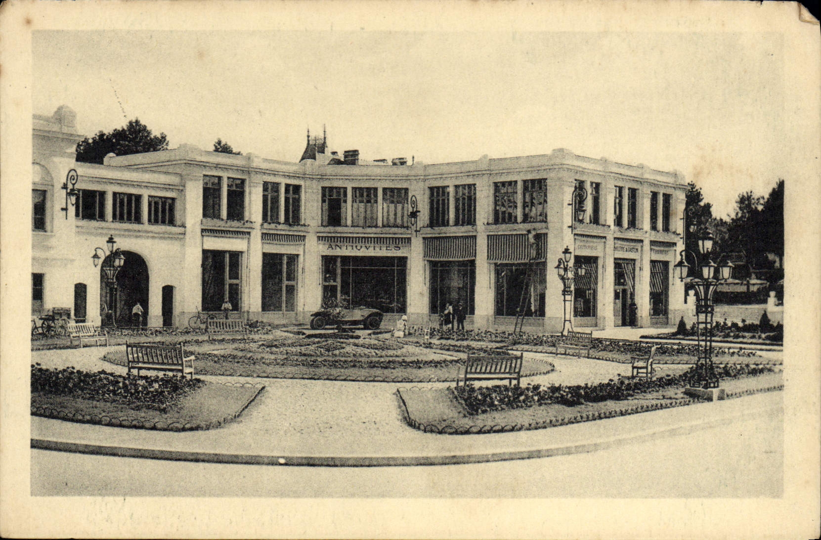 CPA La Baule Sur Mer Parterres Fleurs et Magasins de luxe du casino