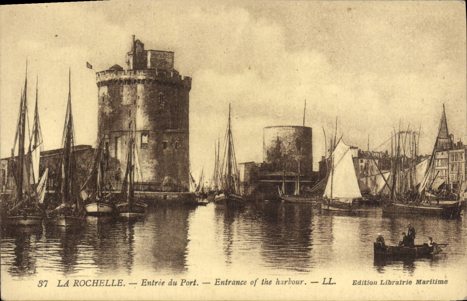 CPA La Rochelle Entree du Port Bateaux