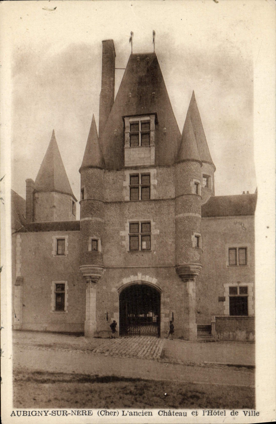 Aubigny-sur-Nère (Cher) — L'ancien Château et l'Hôtel de Ville — éditeur non identifié