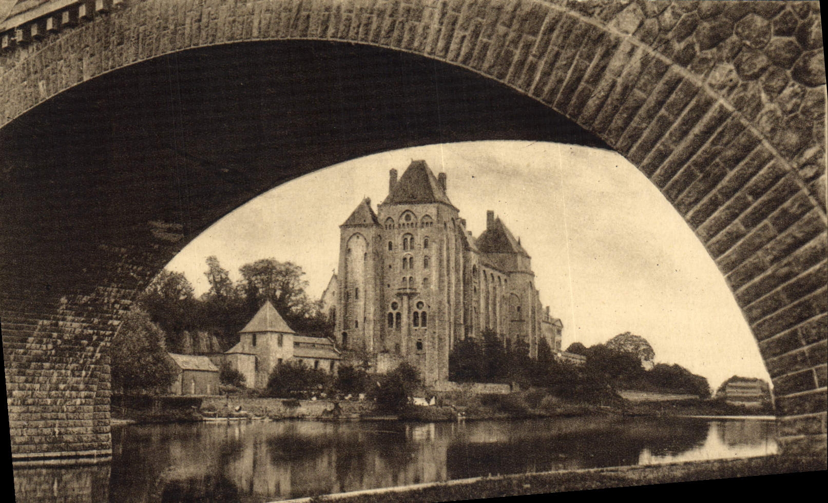 CPA L'Abbaye St Pierre de Solesmes Vue Sous le Pont