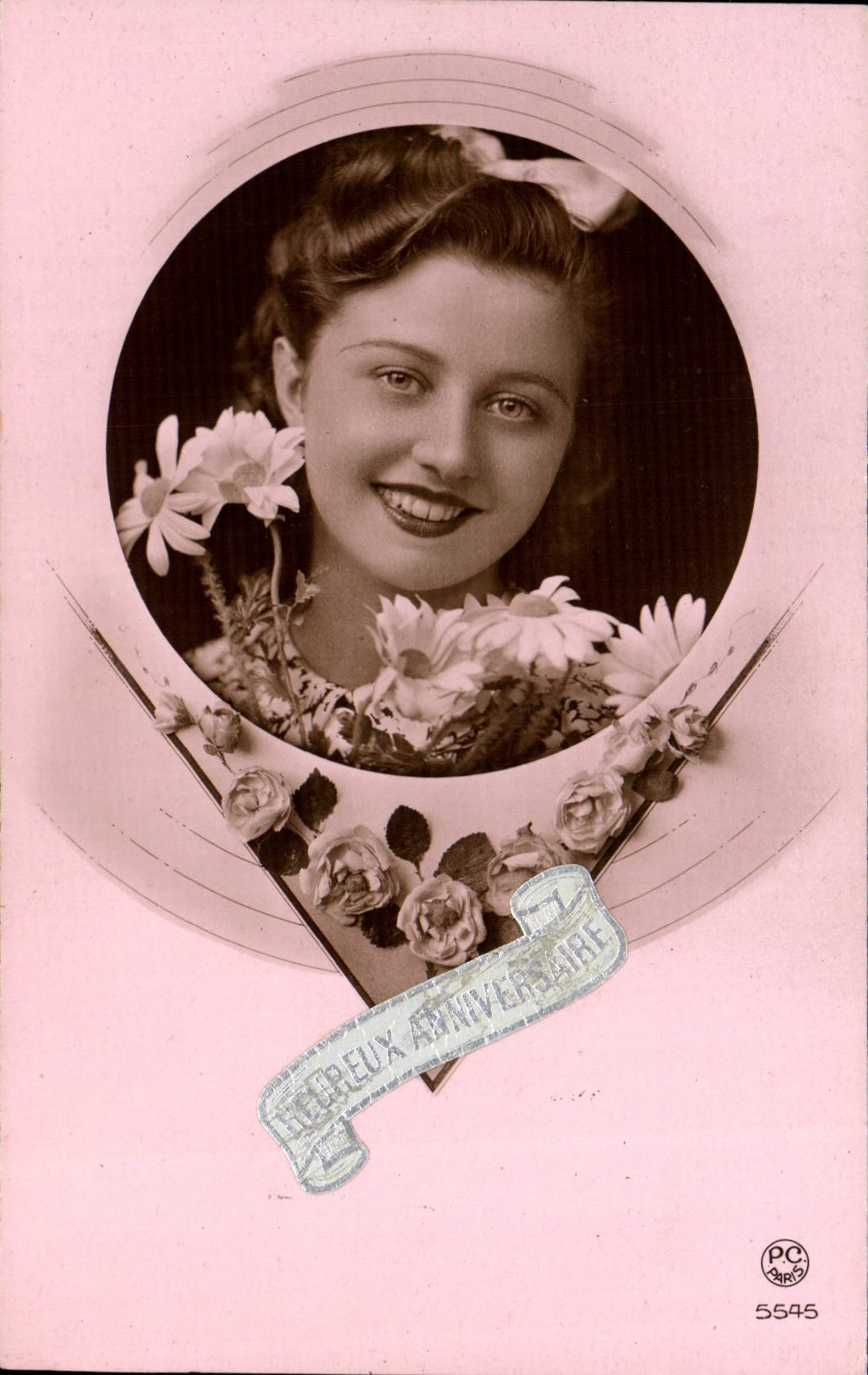 Jeune femme souriante — anniversaire — PC Paris 5545