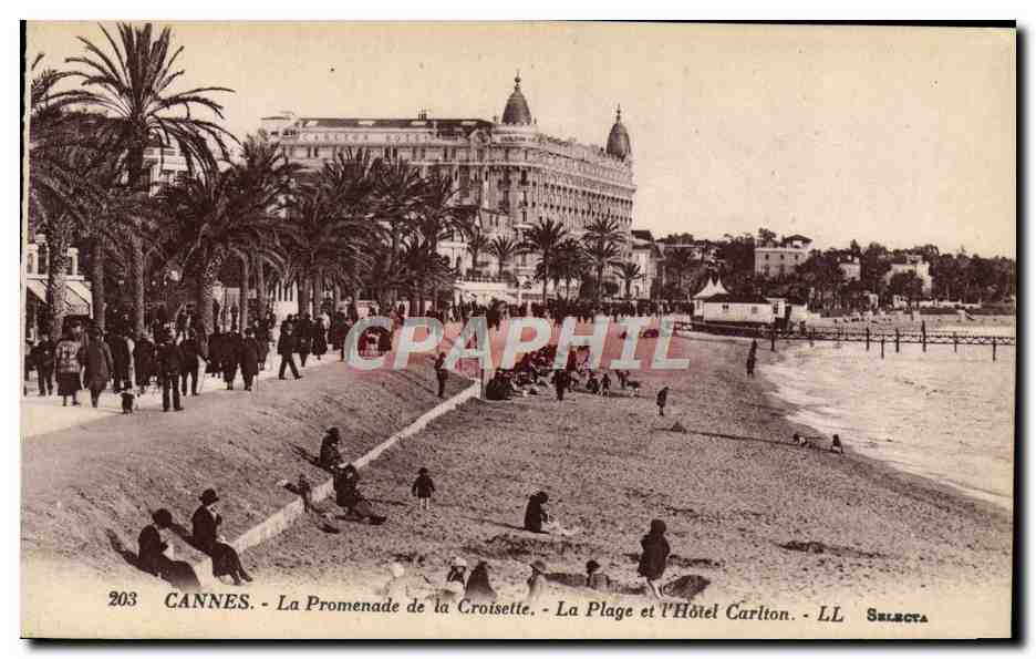CPA Cannes La Promenade de la Croisette La Plage et L'Hotel Carlton