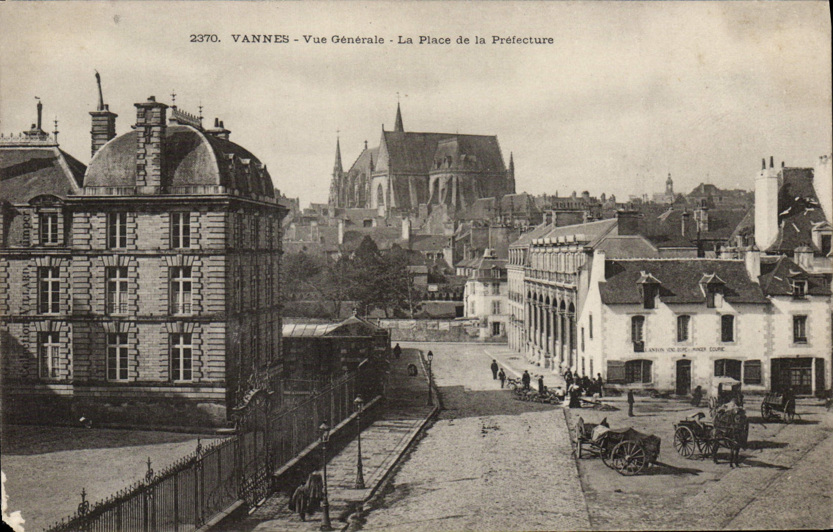 CPA Vannes Vue Generale La Place de la Prefecture