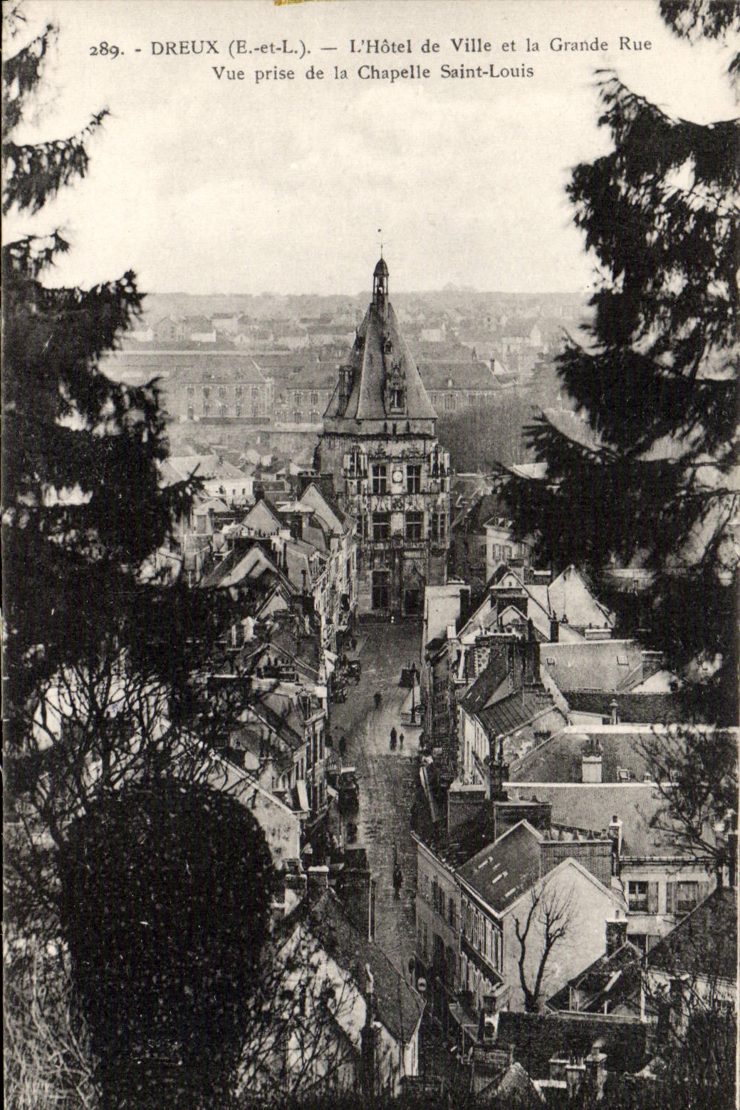 Dreux (E.-et-L.) — L'Hôtel de Ville et la Grande Rue vue de la Chapelle Saint-Louis — G. Fourault, éditeur n°289