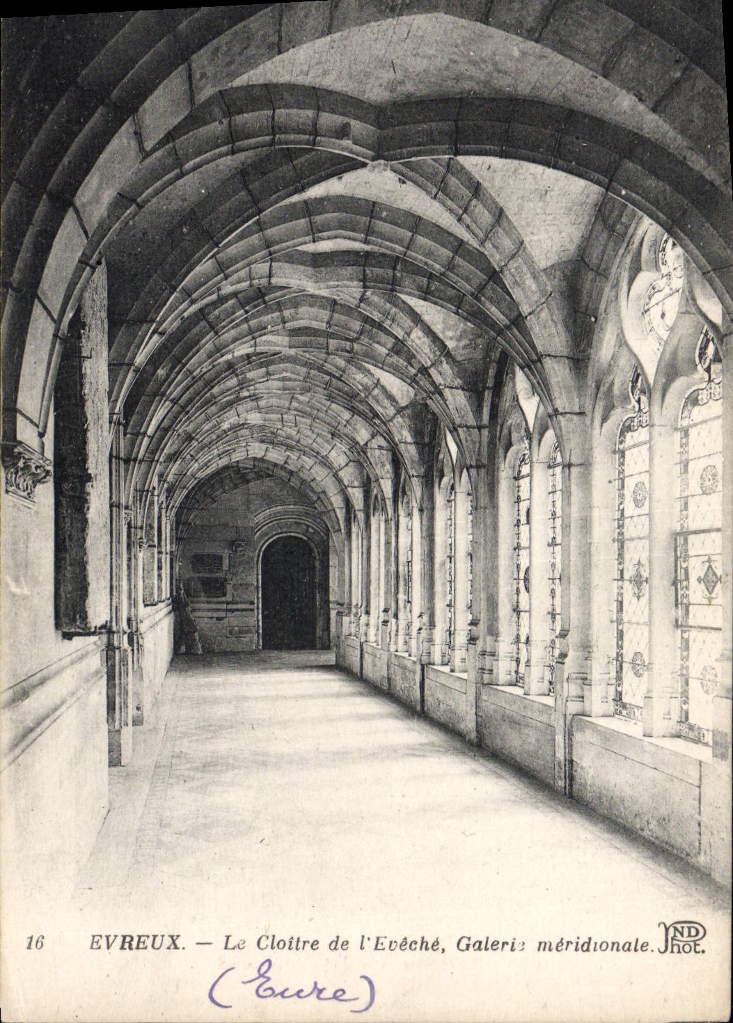 Evreux — Le Cloître de l'Evêché, Galerie méridionale — ND Phot.