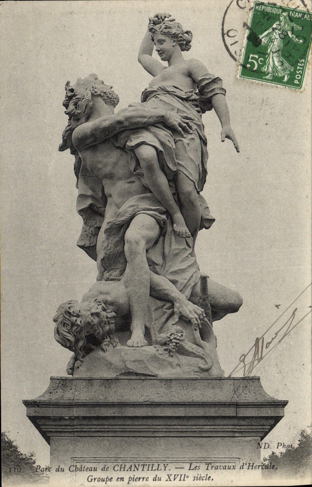 Château de Chantilly — Les Travaux d'Hercule, groupe en pierre du XVIIe siècle — ND. Phot.