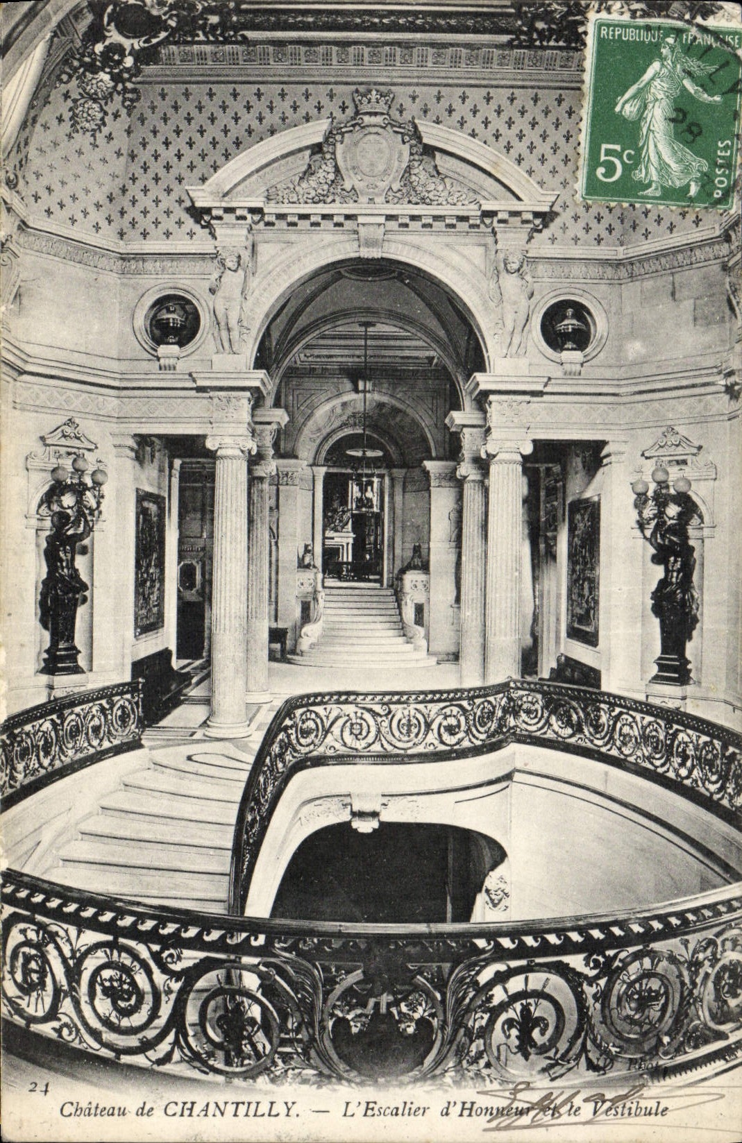 CPA Chateau de Chantilly L'Escalier d'Honneur et le vestibule 