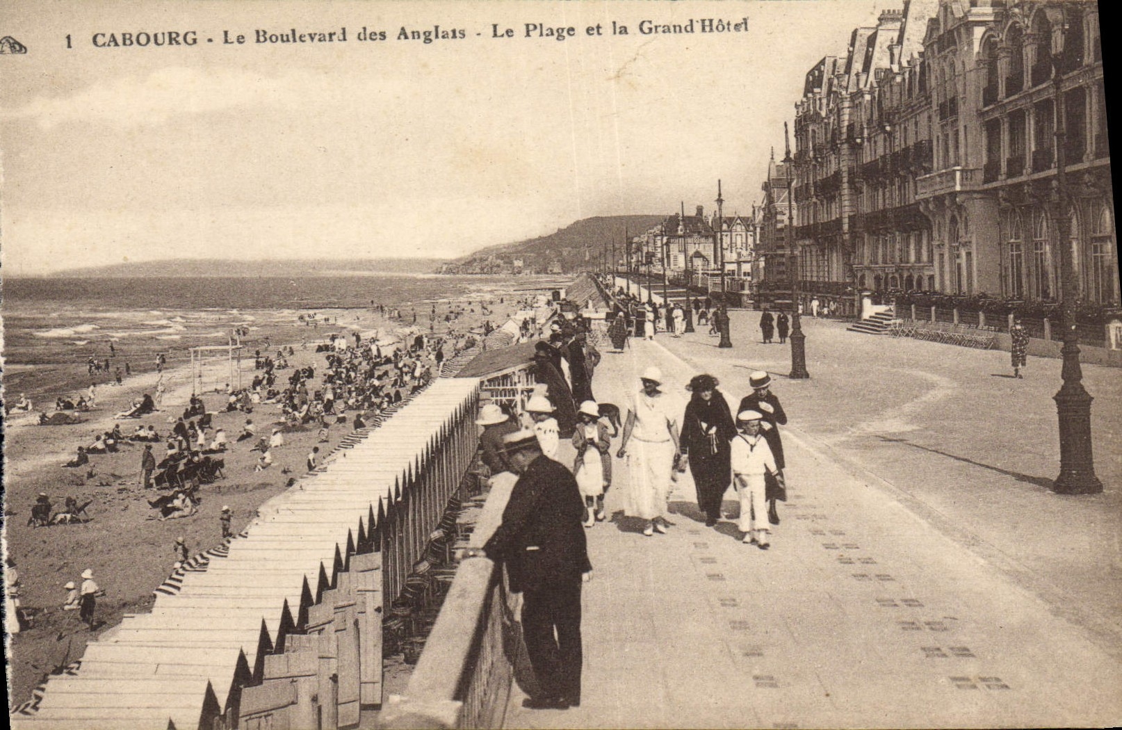 Cabourg - Le Boulevard des Anglais - Le Plage et la Grand Hôtel